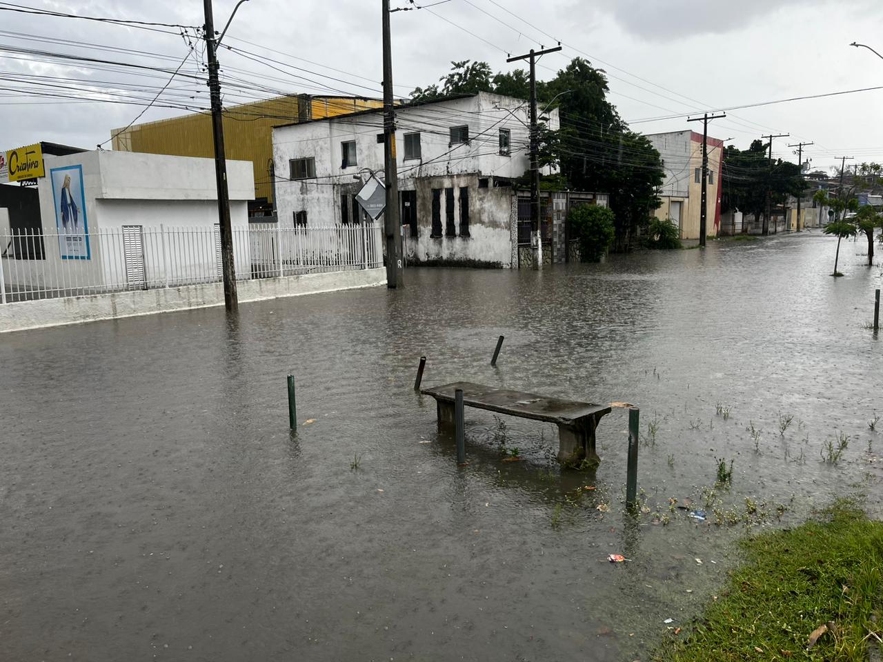 Moradores da Cidade Nova revivem drama após fortes chuvas água invade