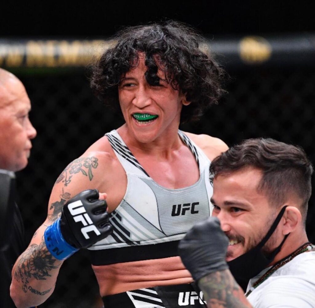 Virna Jandiroba dá show e vence no UFC Vegas 29