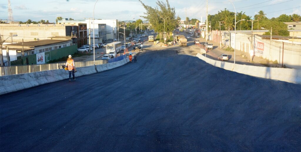 Obras do viaduto da Noide avançam com a aplicação de camadas de asfalto