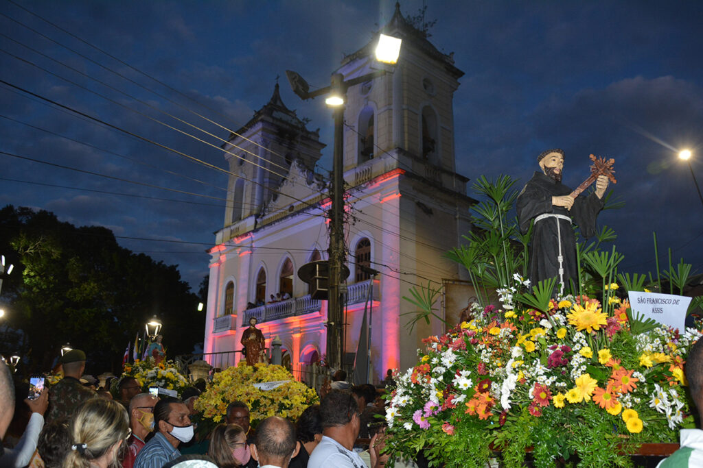 Fé e devoção marcam o dia de Senhora Santana