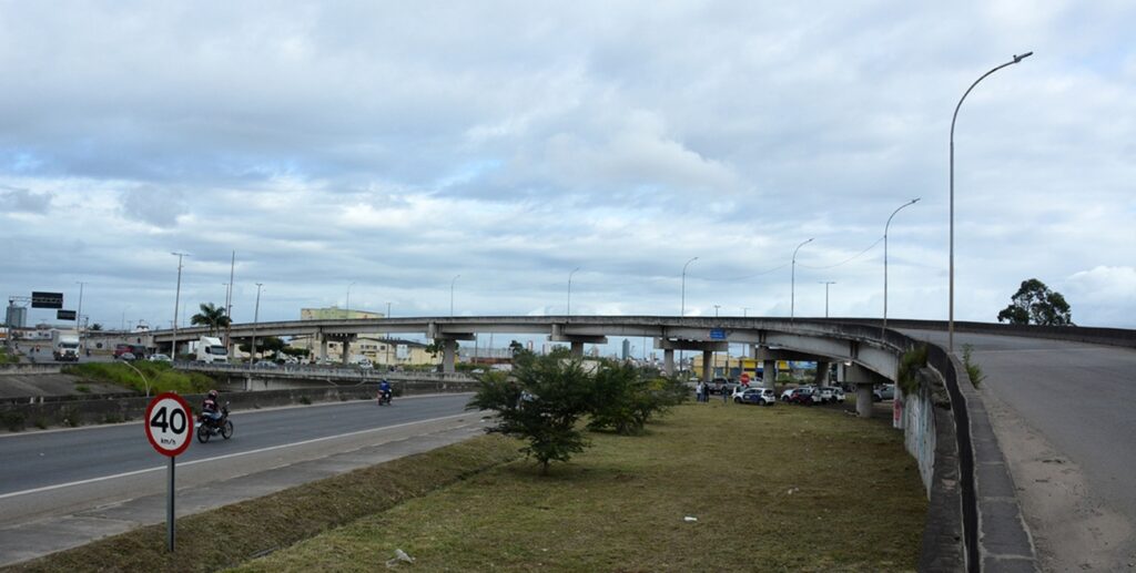 Tráfego liberado em uma das faixas do viaduto do Complexo Miraldo Gomes