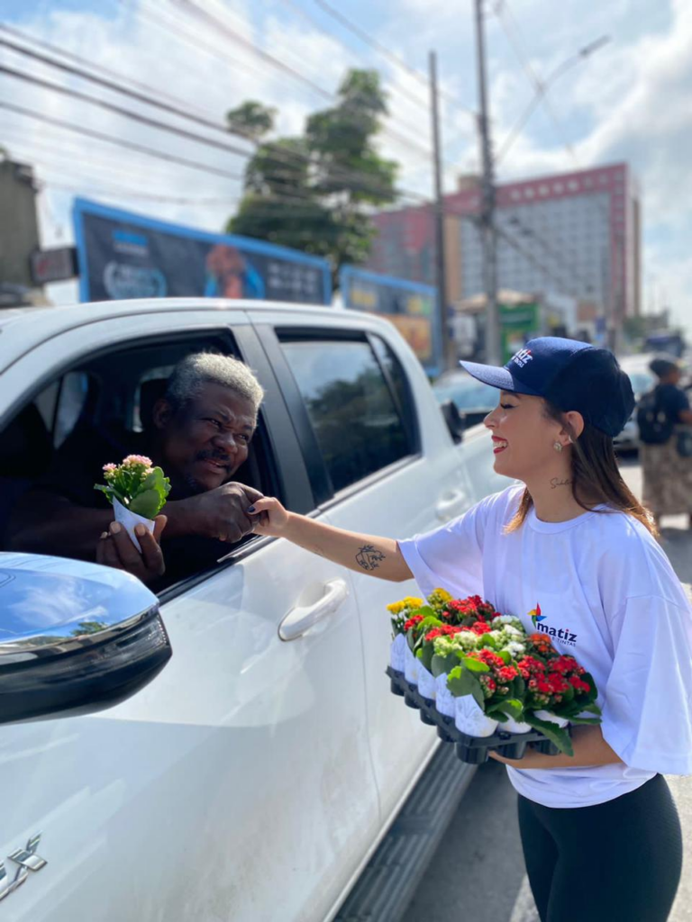 Distribuição de flores na Avenida Getúlio Vargas marca início da primavera