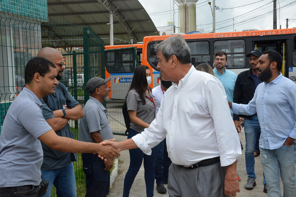 Terminais de transbordo da Noide Cerqueira e do bairro Pampalona são entregues pelo prefeito