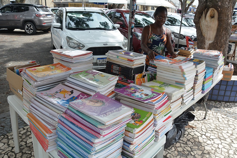 Feira do livro usado vai permanecer no estacionamento da prefeitura até 04 de março