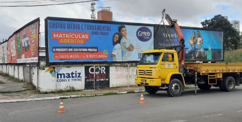 Prefeitura intensifica combate à poluição visual, retirando outdoors e placas ilegais na Getúlio, Maria Quitéria e Fraga Maia