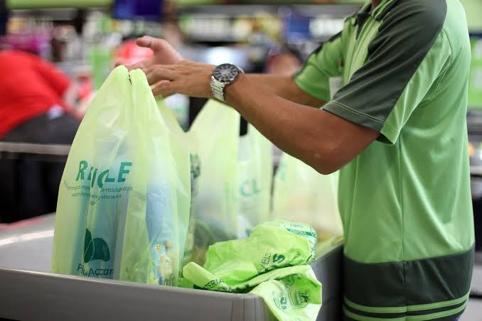 Supermercados podem ser obrigados a fornecer sacolas de forma gratuita em Feira de Santana, sob pena de multa