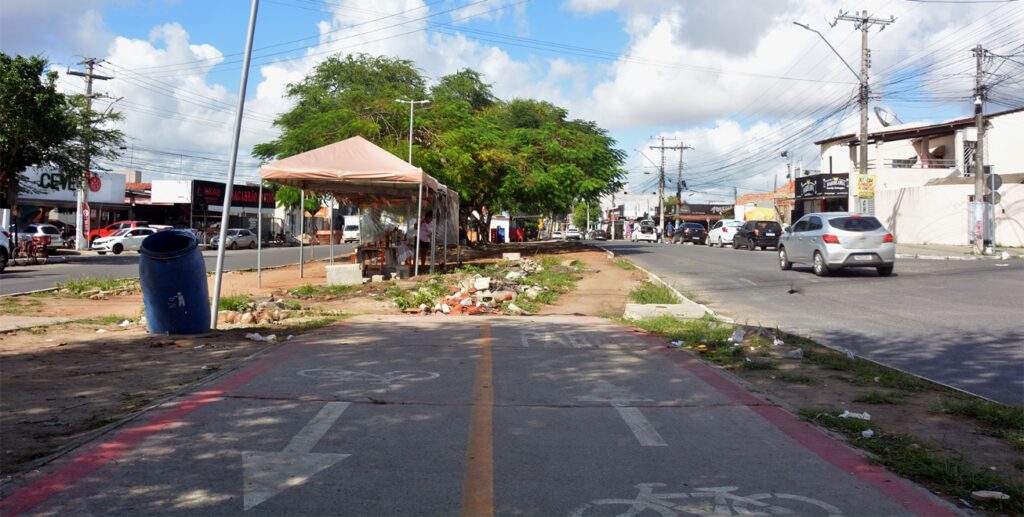 Prefeitura de Feira inicia remoção de barracas para conclusão de ciclovia na avenida Fraga Maia