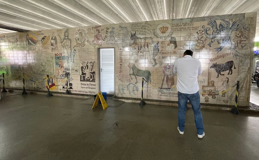 IPAC firma parceria com empresa para restauro do painel do artista Lênio Braga na Rodoviária de Feira
