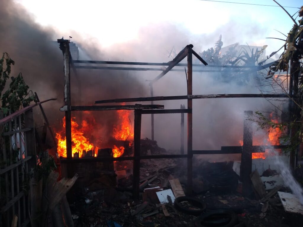 Incêndio é debelado por bombeiros de Feira de Santana; Um idoso ficou ferido e foi atendido pelo Samu