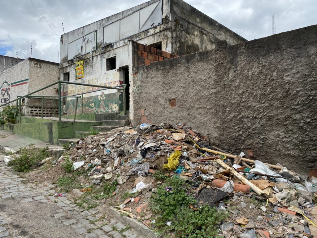 Desativado e com prédio em ruínas, órgão da Prefeitura de Feira contratou mais de R$ 300 mil em serviços, diz vereador