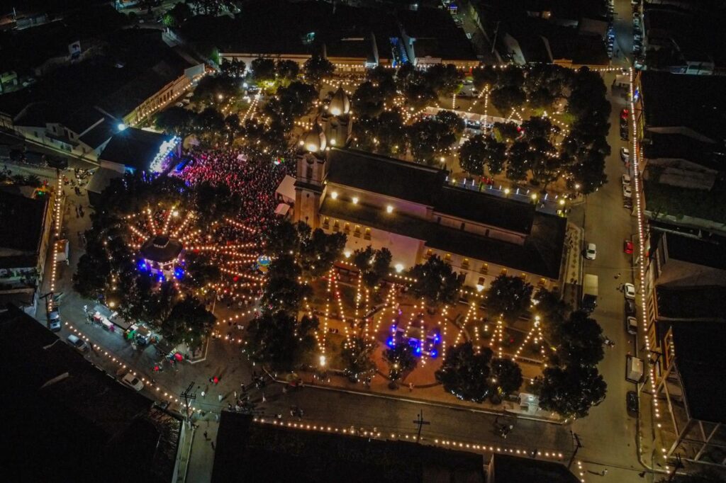 Primeira noite de shows do Cidade Jardim Festival atraí grande público para a praça da Matriz em São Gonçalo dos Campos