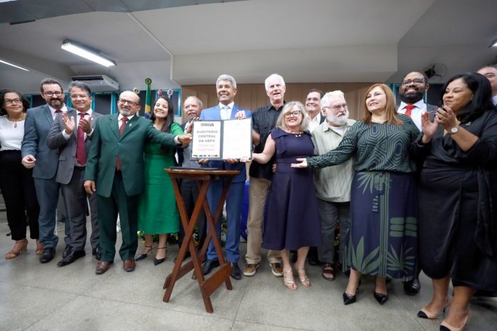 Jerônimo participa de posse da nova vice-reitora da Uefs e entrega novo pavilhão de salas