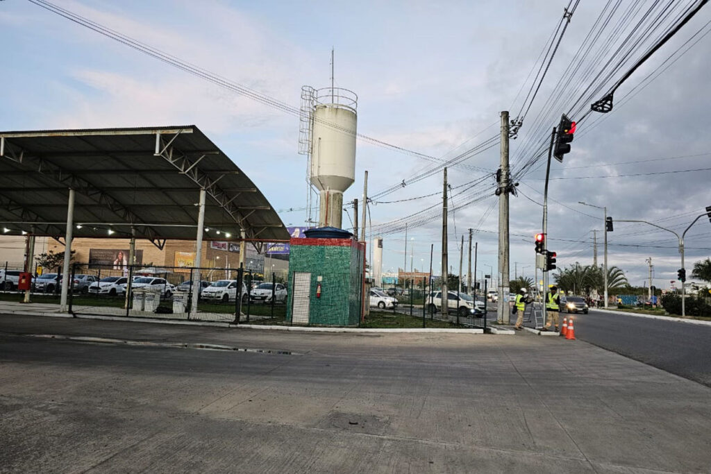 Instalado semáforo na entrada do terminal da Noide Cerqueira