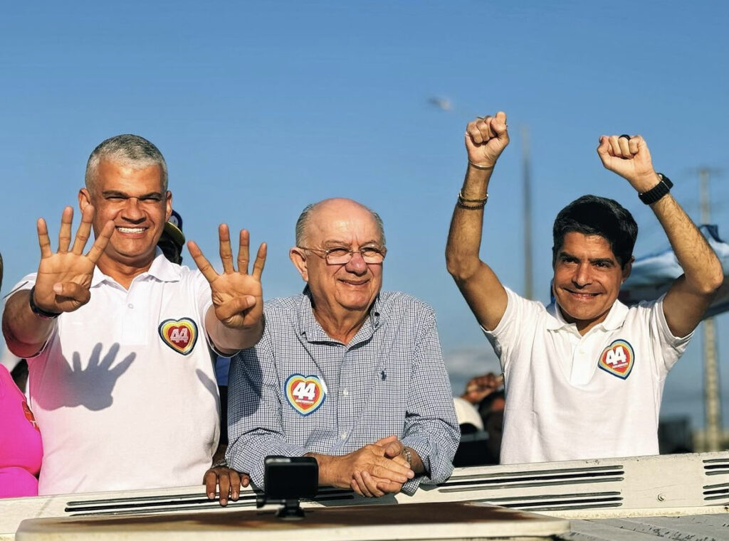 ACM Neto participa de carreata em Feira, ao lado de José Ronaldo e Pablo Roberto