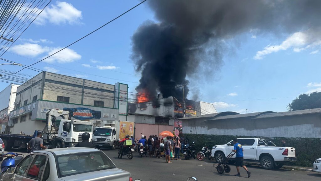 Incêndio de grandes proporções destrói duas lojas em Feira de Santana