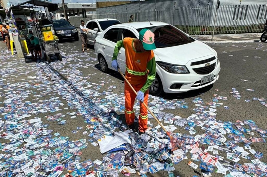 Operação de limpeza recolheu mais de 12 toneladas de materiais de campanha política em Feira de Santana