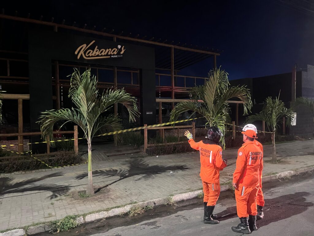 Incêndio de grandes proporções destrói o Kabanas Music Bar, na Avenida Fraga Maia, em Feira de Santana