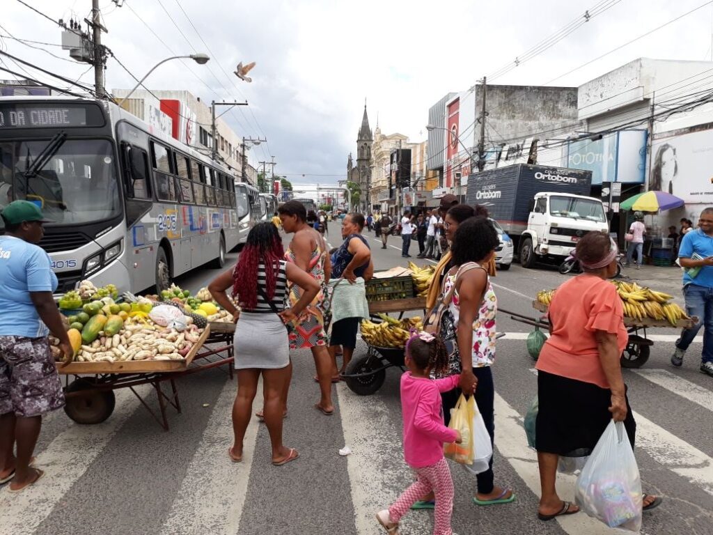 Fim do ‘rapa’: Câmara de Feira aprova projeto que proíbe apreensão de mercadorias de ambulantes de forma arbitrária