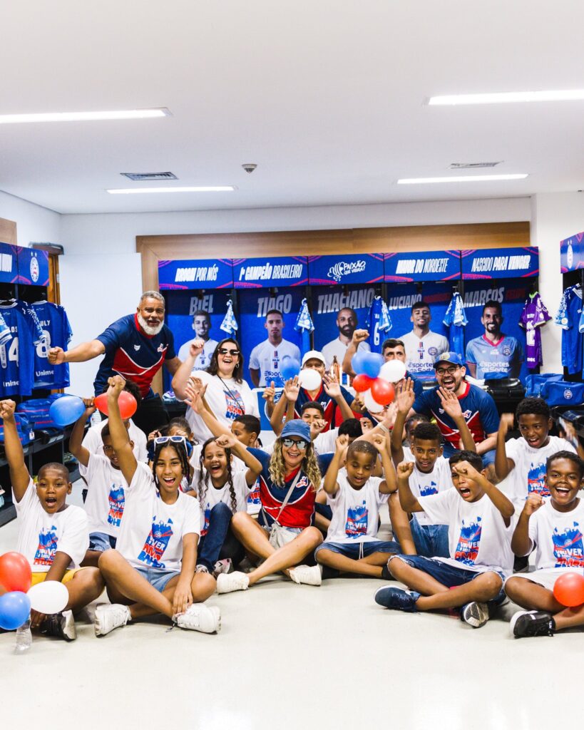 Crianças de escola pública de Feira visitam Arena Fonte Nova pela primeira vez e conhecem jogadores do Bahia