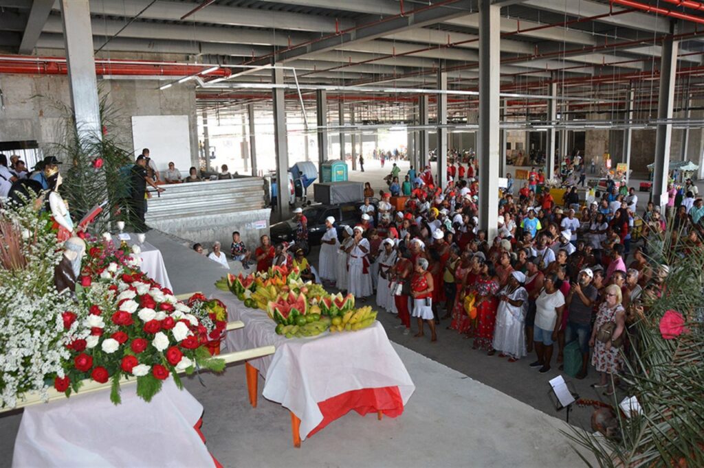 Missa, procissão e o tradicional caruru no dia 4 de dezembro no Centro de Abastecimento de Feira de Santana