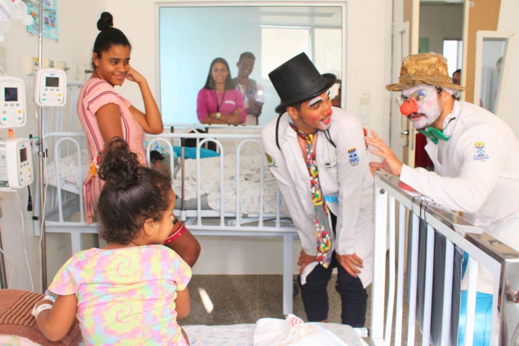 Em parceria com a UEFS, Hospital da Criança de Feira de Santana realiza Projeto de Palhaçoterapia voltado ao cuidado dos pacientes