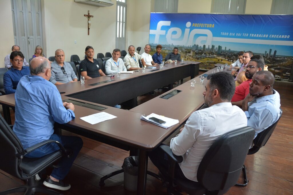 José Ronaldo discute com empresas de internet soluções para poluição visual das fiações nos postes