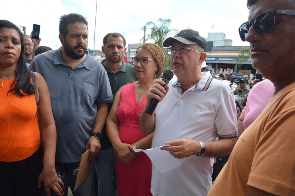 José Ronaldo autoriza reforma do telhado do galpão da feira livre da Estação Nova